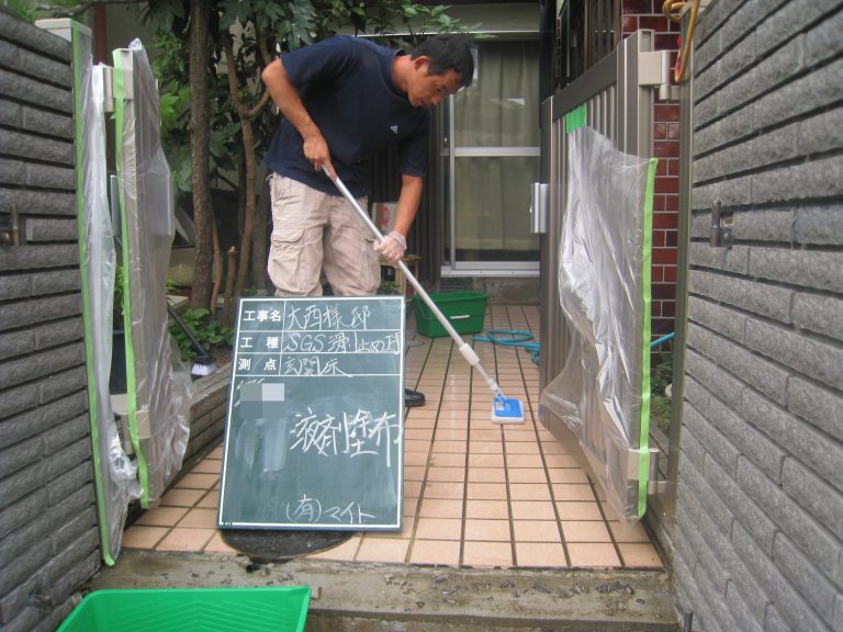 毎日通る 玄関ポーチが滑る‼（当たり前を変えたい。。） タイルや石の床や階段の滑り止め工事なら有限会社マイト